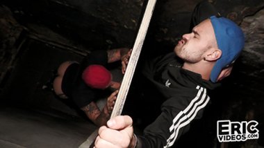 Kniend hinter einem Glory Hole 0